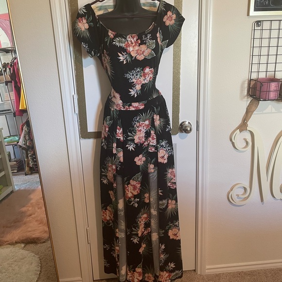 Black floral dress with shorts and front slit size 1X - Picture 1 of 5